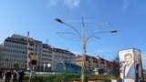 Praha má první „singapurské“ lampy:  Obrostou rostlinami a vytvoří deštník