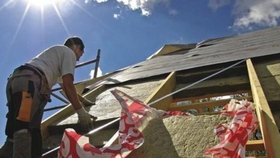 Program Nová zelená úsporám (NZÚ) nově nabídne dotace v maximální výši 550 tisíc korun na úsporné rekonstrukce domů uskutečněné svépomocí. Zájemci mohou příspěvek získat od 15. října (ilustrační foto).