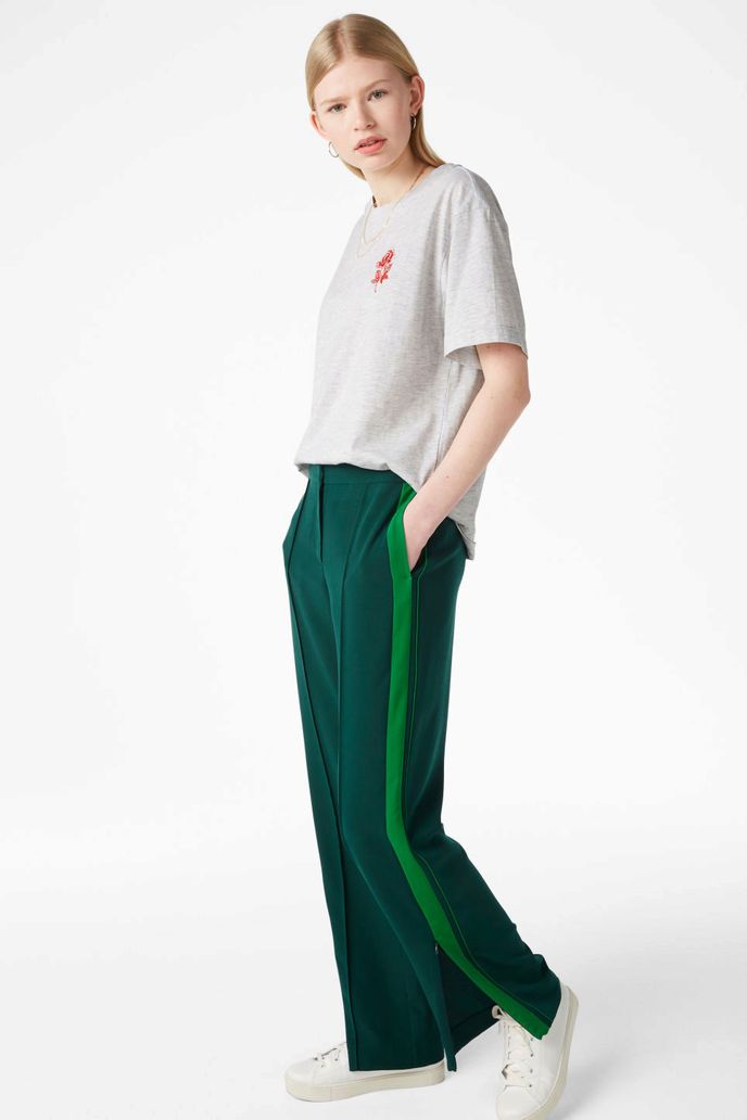 Kalhoty s lampasy, Monki, 25 eur, www.monki.com Kalhoty s lampasy, Monki, 25 eur, www.monki.com