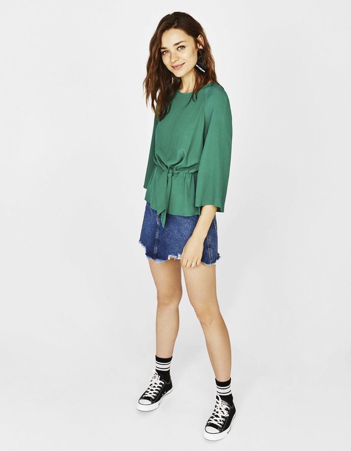 Halenka s uzlem, Bershka, 449 Kč Halenka s uzlem, Bershka, 449 Kč