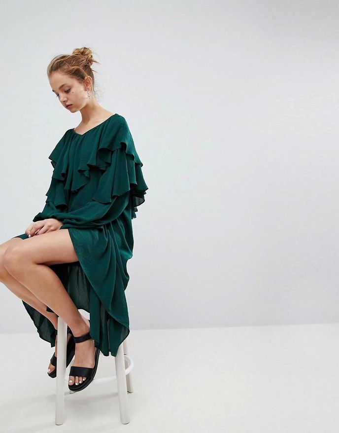 Šaty s volány, Weekday, 88 eur, www.asos.com Šaty s volány, Weekday, 88 eur, www.asos.com