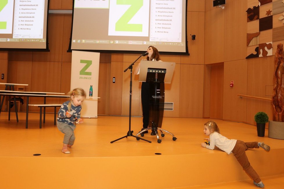 Zelení se snažili demonstrovat svou přívětivost k rodičům s dětmi i během projevů kandidátů. U pultíku řeční Anna Gümplová.