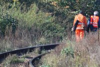 Na kolejích chytli muže v oranžové vestě: šlo o fígl zloděje kovu!