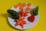 VIDEO: Zajímavá jedlá dekorace z okurky. Vyřežete ji za pár sekund!