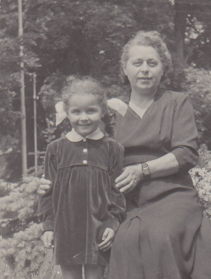 1956. S babičkou, u které Jitka v Rakovníku vyrůstala.
