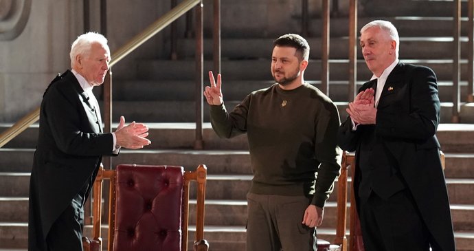 Zelenskyj si v Británii řekl o letadla, čeká ho i král Karel III. V Paříži se potká s Macronem i Scholzem