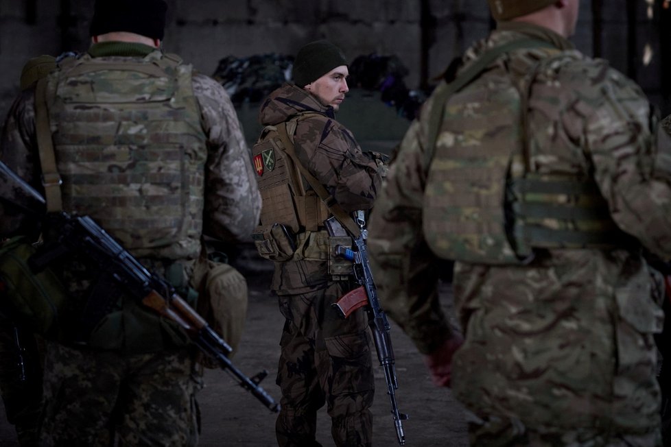 Vojáci v Doněcké oblasti při návštěvě prezidenta Zelenského (22. 3. 2023).