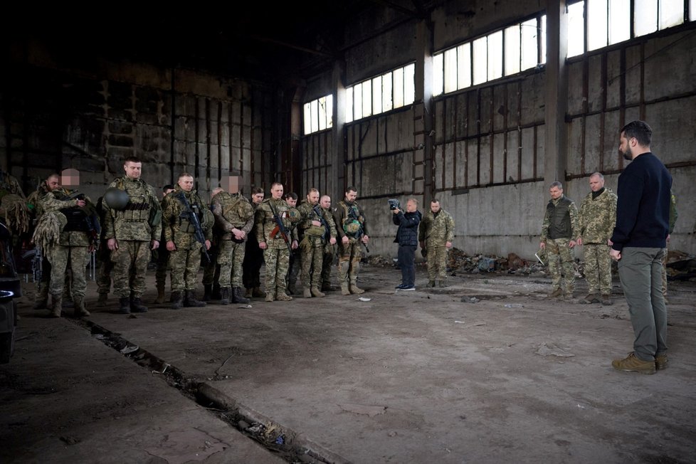 Vojáci v Doněcké oblasti při návštěvě prezidenta Zelenského