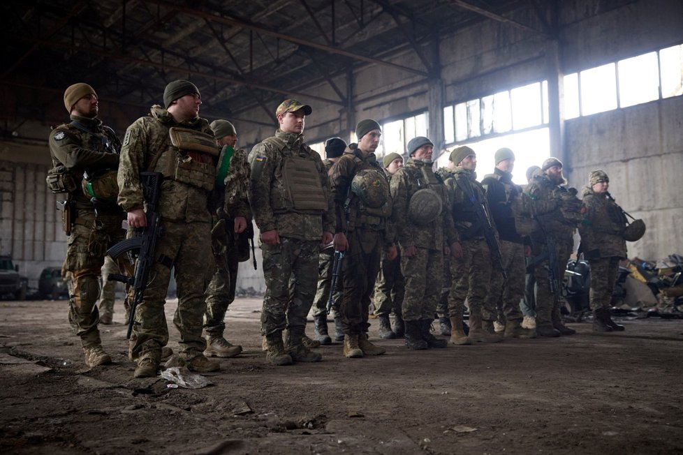 Vojáci v Doněcké oblasti při návštěvě prezidenta Zelenského (22. 3. 2023).