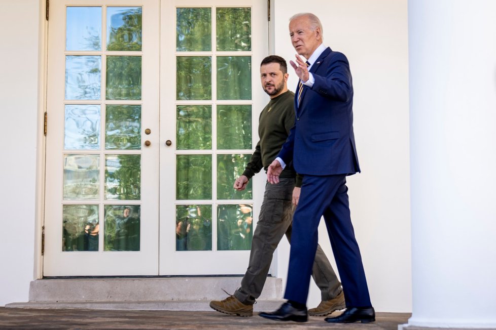 Prezident Joe Biden se prochází po kolonádě s ukrajinským prezidentem Volodymyrem Zelenským