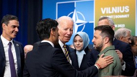 Joe Biden a Volodymyr Zelenskyj na summitu NATO ve Vilniusu (12. 7. 2023).