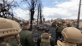 Volodymyr Zelenskyj oblhlédl Kyjevskou oblast poté, co ji opustili okupanti (4. 4. 2022).