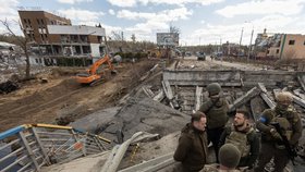 Volodymyr Zelenskyj oblhlédl Kyjevskou oblast poté, co ji opustili okupanti (4. 4. 2022).