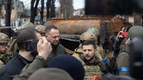 Volodymyr Zelenskyj oblhlédl Kyjevskou oblast poté, co ji opustili okupanti (4. 4. 2022).