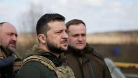 Volodymyr Zelenskyj oblhlédl Kyjevskou oblast poté, co ji opustili okupanti (4. 4. 2022).