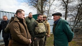 Zelenskyj navštívil Buču a další předměstí Kyjeva, sotva Rusové odtáhli (4. 4. 2022).