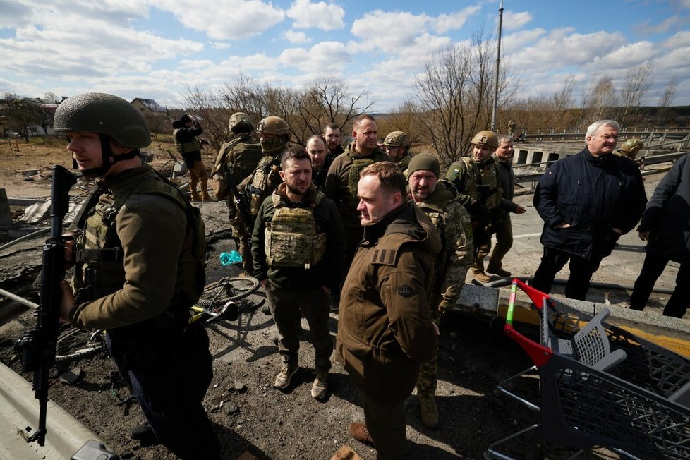 Volodymyr Zelenskyj obhlédl Kyjevskou oblast poté, co ji opustili okupanti (4. 4. 2022).