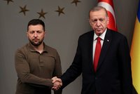 ONLINE: Zelenskyj si volal s Erdoganem. Turecký prezident chce zařídit návrat obilné dohody