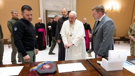 Zelenskyj žádal papeže Františka o odsouzení ruských zločinů. Řešili i únosy dětí