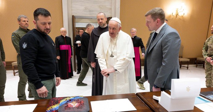 Zelenskyj ha chiesto a papa Francesco di condannare i crimini della Russia.  Si occupano anche di sottrazioni di minori