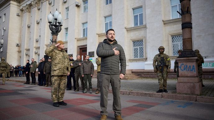Ukrajinský prezident Volodymyr Zelenskyj přijel v pondělí do Chersonu.