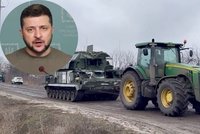 Jsem hrdý na naše traktorové vojsko! Ale potřebujeme stíhačky a tanky, práší se vám na ně, burcuje Zelenskyj