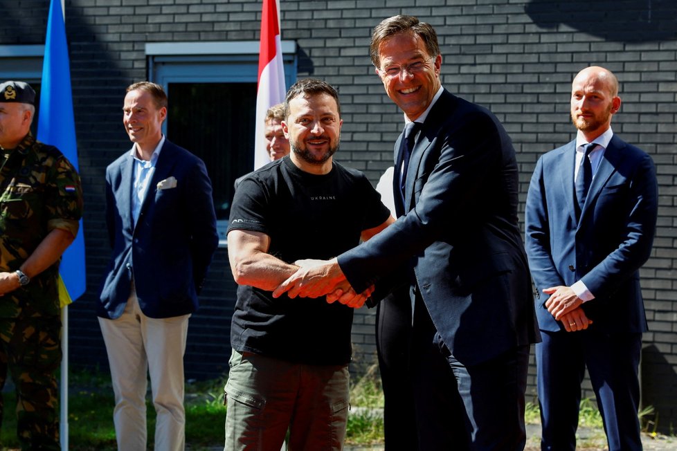 Volodymyr Zelenskyj v nizozemském Eindhovenu, vítá ho premiér Mark Rutte (20. 8. 2023).