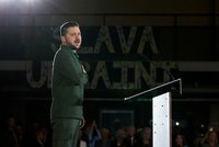 Zelenskyj v Polsku vyznamenal dva dobrovolníky. Po roztržce kvůli obilí s politiky nejednal