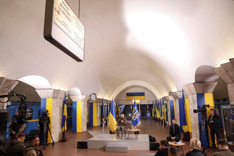 Volodymyr Zelenskyj měl tiskovou konferenci v kyjevském metru (23. 4. 2022).