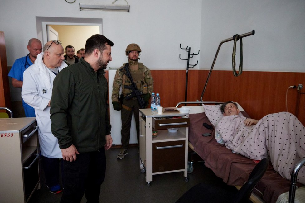 Prezident Ukrajiny Volodymyr Zelenskyj navštívil nemocnici v šestitisícovém Vorzelu ležícím v Kyjevské oblasti. Setkal se s civilisty, kteří utrpěli zranění při ostřelování jejich města (17. 3. 2022).
