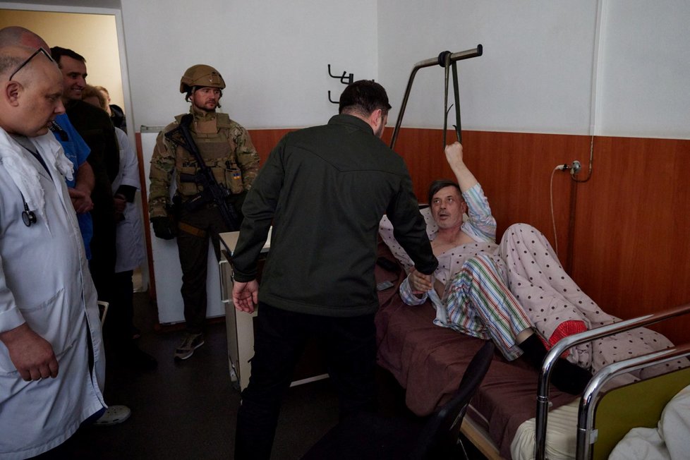 Prezident Ukrajiny Volodymyr Zelenskyj navštívil nemocnici v šestitisícovém Vorzelu ležícím v Kyjevské oblasti. Setkal se s civilisty, kteří utrpěli zranění při ostřelování jejich města (17. 3. 2022)