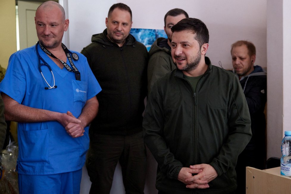 Prezident Ukrajiny Volodymyr Zelenskyj navštívil nemocnici v šestitisícovém Vorzelu ležícím v Kyjevské oblasti. Setkal se s civilisty, kteří utrpěli zranění při ostřelování jejich města (17. 3. 2022)