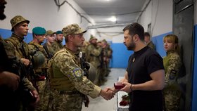 Zelenskyj mezi ukrajinskými vojáky v Doněckém regionu