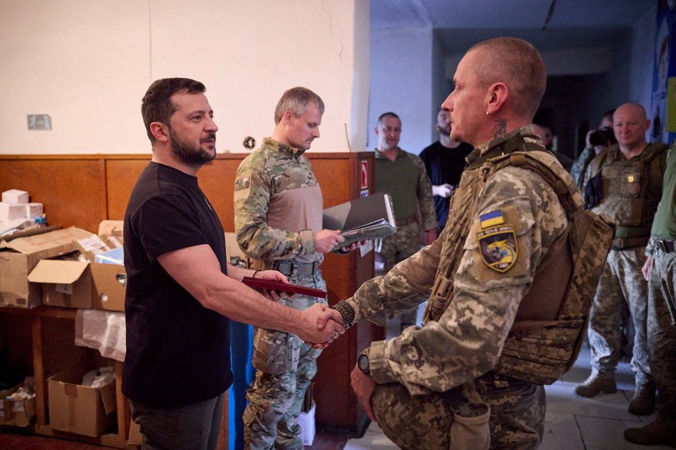 Zelenskyj mezi ukrajinskými vojáky v Doněckém regionu (4.9.2023)