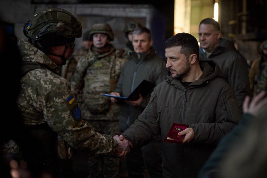 Ukrajinský prezident Volodymyr Zelenskyj navštívil vojáky ve frontovém městě Avdijivka v Doněcké oblasti.