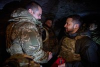 ONLINE: Zelenskyj navštívil vojáky, kteří brání Kupjansk. A další postup Rusů v Avdijivce