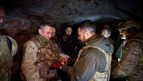 Ukrajinský prezident Volodymyr Zelenskyj navštívil vojáky v Záporoží.