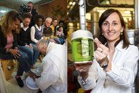 Zelený čtvrtek: Papež umyje nohy mafiánům, Češi si připijí zeleným pivem
