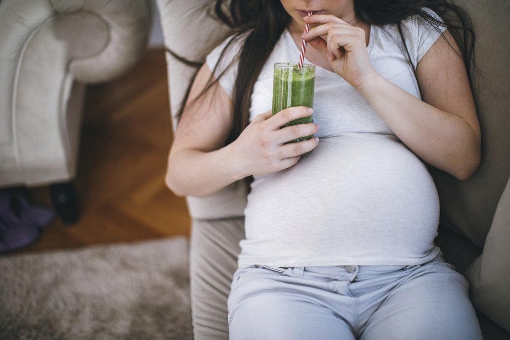Těhotné a kojící ženy by měly konzumaci zeleného ječmene konzultovat s lékařem