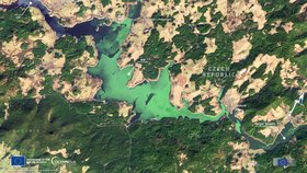 Hladinu lipenské přehrady pokryl unikátní zelený led. Vidět byl i z vesmíru.