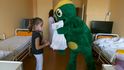 Zelený Raoul jako předčasný ježíšek rozdával radost dětem ve Vinohradské nemocnici