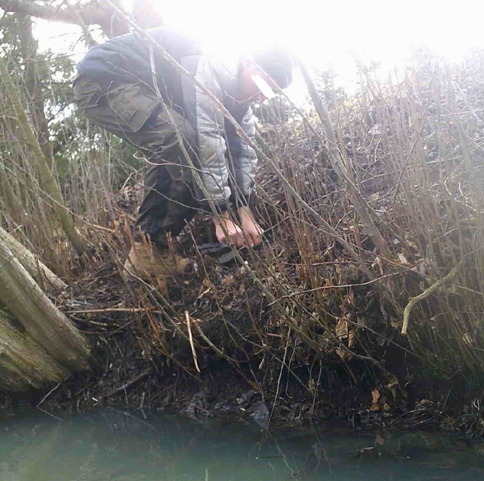 Kamera ochránců zachytila muže, který k rybníku železa nastražil.