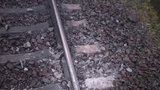 Útok na železnici! U Plzně vlak narazil do betonu, někdo ho tam nastražil