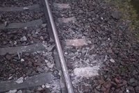 Útok na železnici! U Plzně vlak narazil do betonu, někdo ho tam nastražil