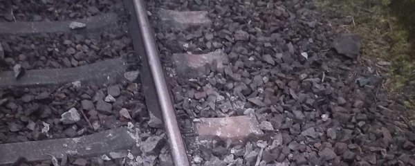 Na trati mezi Vejprnicemi a Plzní narazil vlak do betonových bloků. Někdo je tam nastražil. Případ vyšetřuje policie. 
