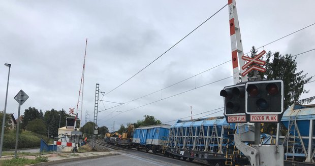 Železniční přejezd v pražské Uhříněvsi stále není po páteční nehodě zcela v provozu.