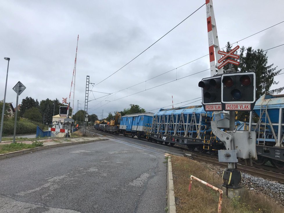 Železniční přejezd v pražské Uhříněvsi.