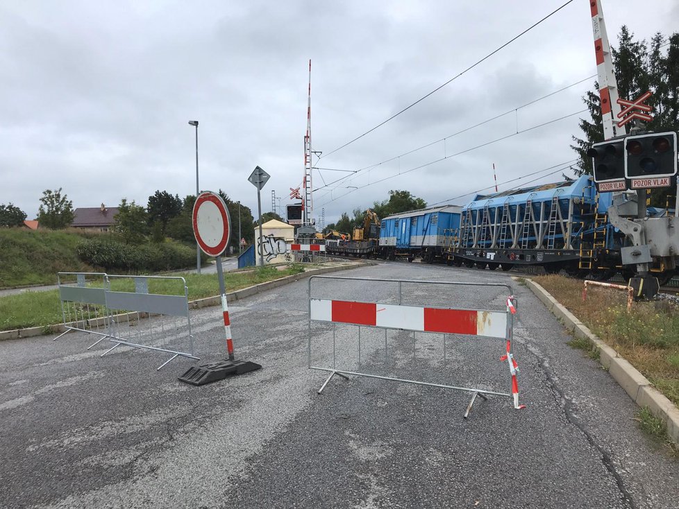 Železniční přejezd v pražské Uhříněvsi stále není po páteční nehodě zcela v provozu.