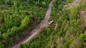 Prázdný vlak se řítil rychlostí 100 km/h, pak vykolejil! Kupka: Nejspíš lidská chyba