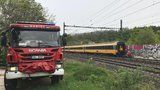 Tragédie na kolejích: Mezi Prahou a Hostivicemi usmrtil vlak ženu